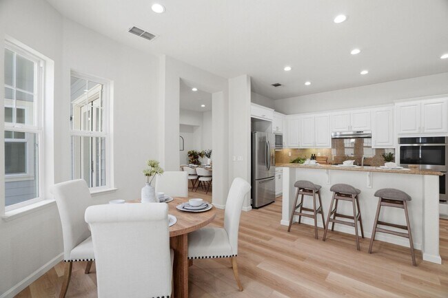Building Photo - BRIGHT, OPEN RESIDENCE IN RIVERMARK HOME WITH EXCELLENT LAYOUT