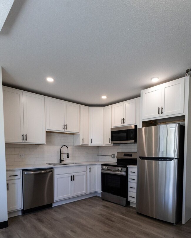 Building Photo - $1,450 / 2br - 560ft2 - RENOVATED 2BD, 1BA...