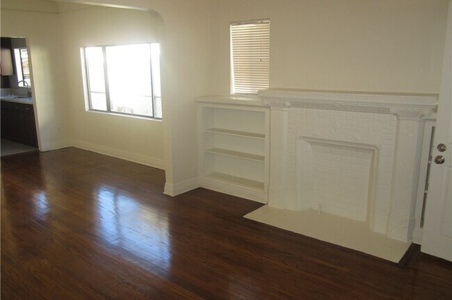 Building Photo - 1053 Dundas St