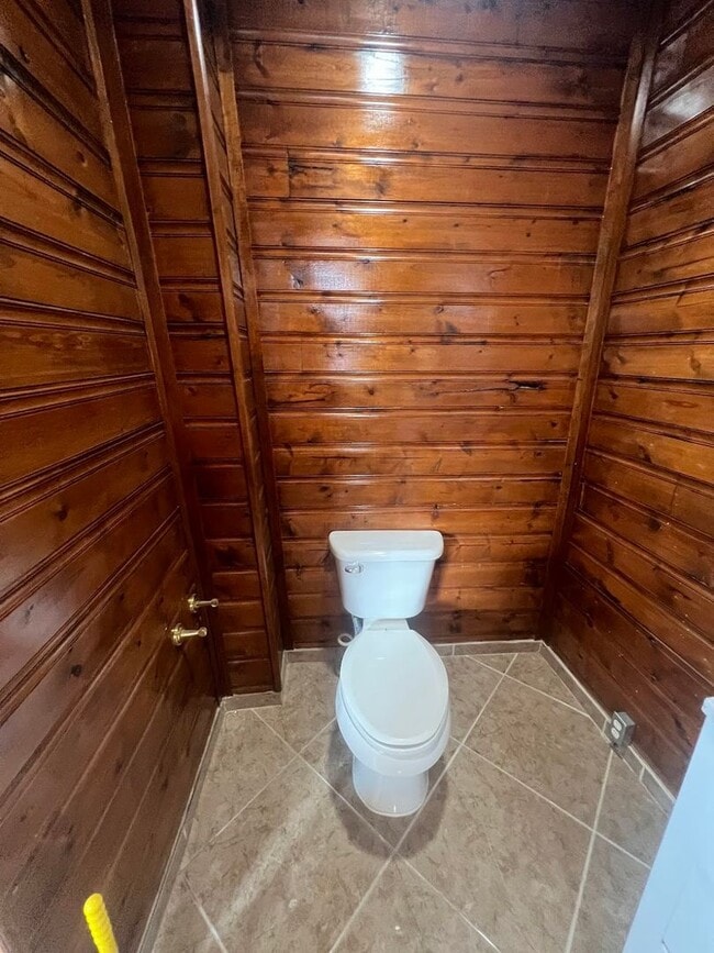 Building Photo - Spacious 5 Bedroom, 2 Bath Home