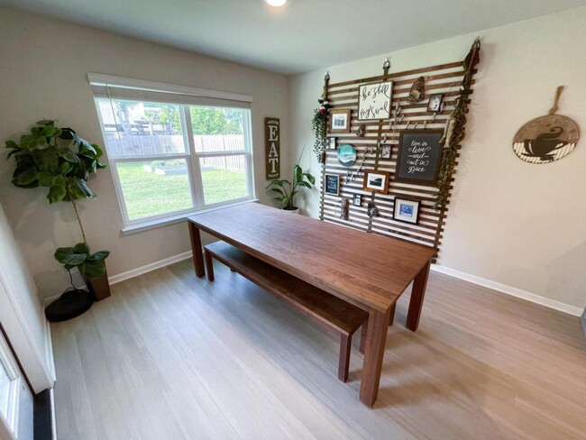 Building Photo - 1064 Enclave Cir