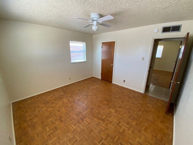 Building Photo - Northeast El Paso 3bed/2bath w/LOTS of liv...