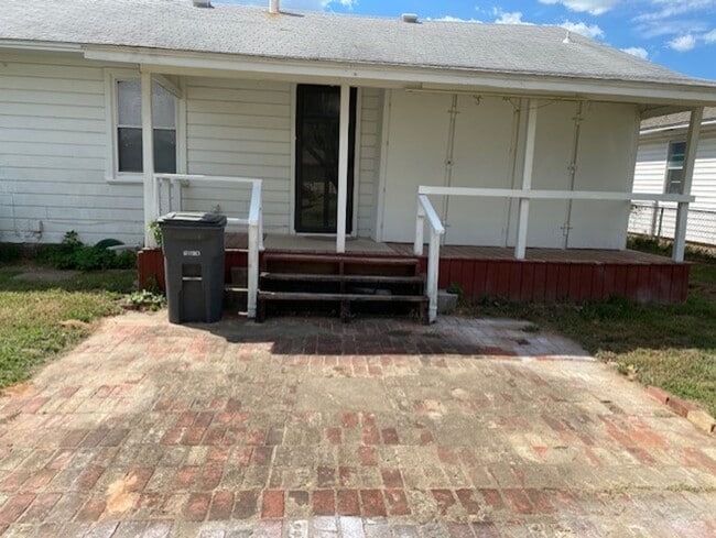 Building Photo - 3 Bed, 2 Bath Corner Lot in Tulsa!