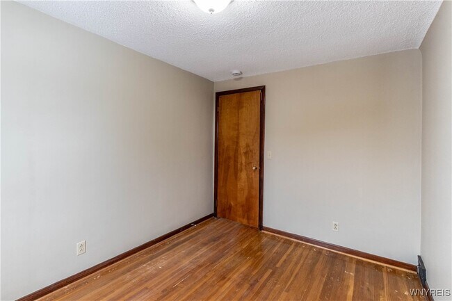 Building Photo - 194 Boncroft Dr