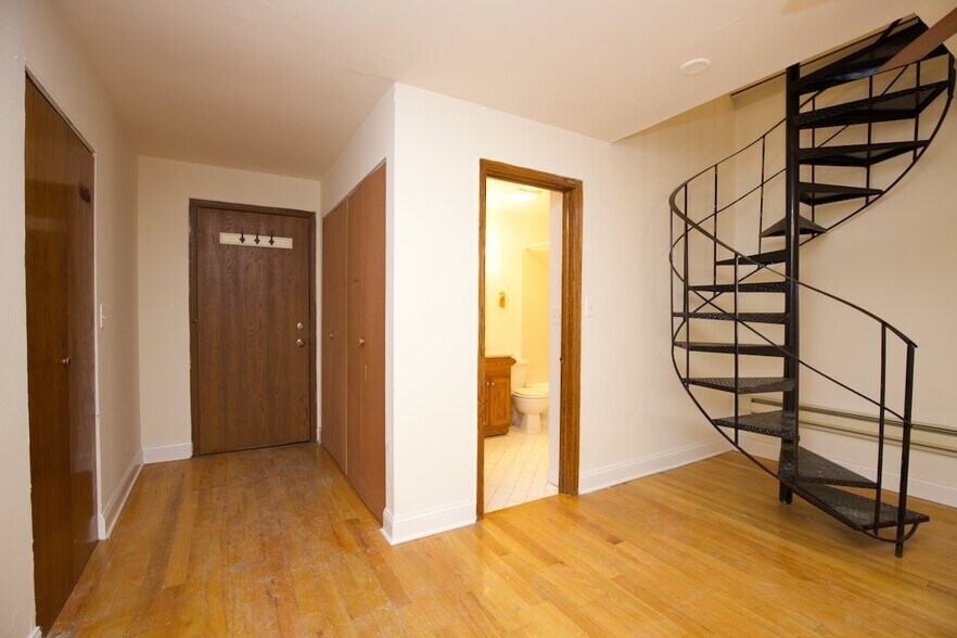 Building Photo - 820 W Cornelia