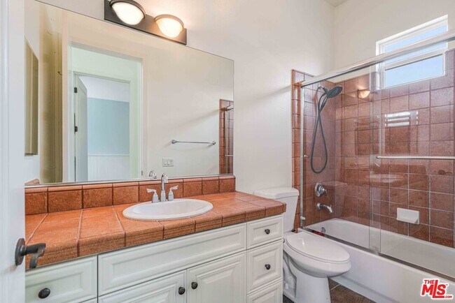 Building Photo - 5800 Seawalk Dr