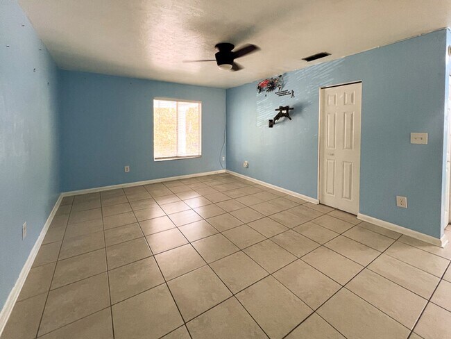 Building Photo - 2BR/1BA Flat Biking/Walking Distance to UF...