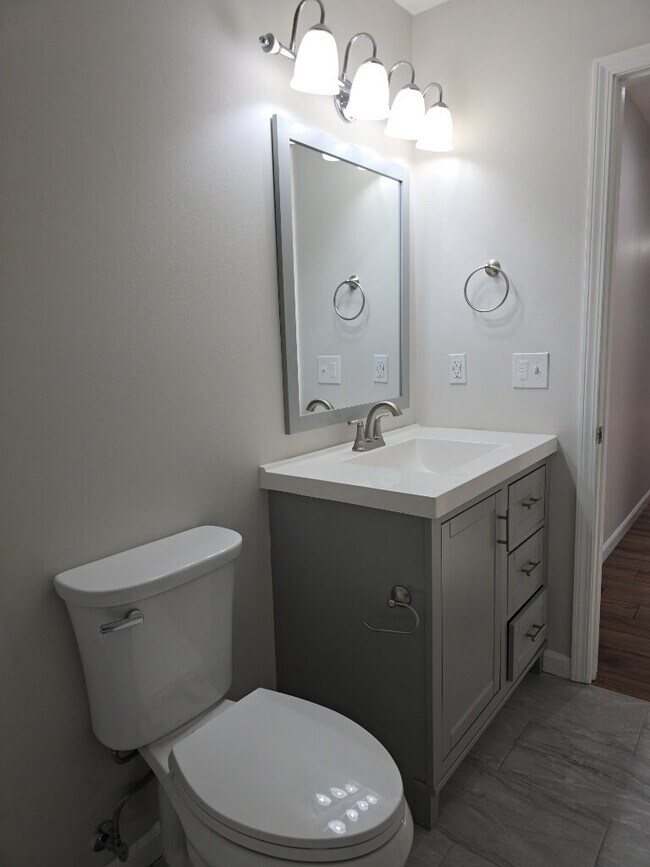 Building Photo - 4 Edam Ct