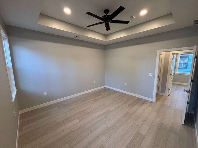 Building Photo - Stunning New Build in Central Manhattan! Available NOW!