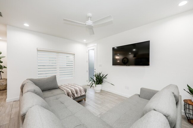 Building Photo - 425 Deer Path Lp