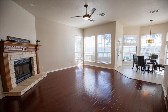 Building Photo - 9920 Spicewood Mesa