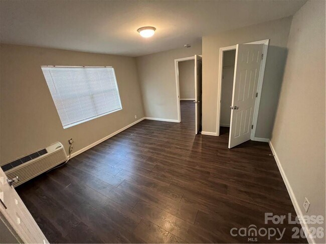 Building Photo - 720 E Pine St