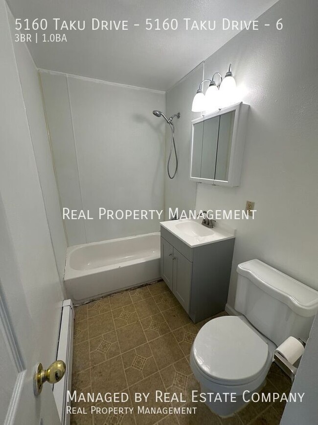 Building Photo - Three Bedroom One Bath Apartment Four Minu...