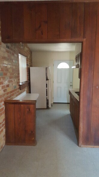 Building Photo - 2107 N Edison Terrace