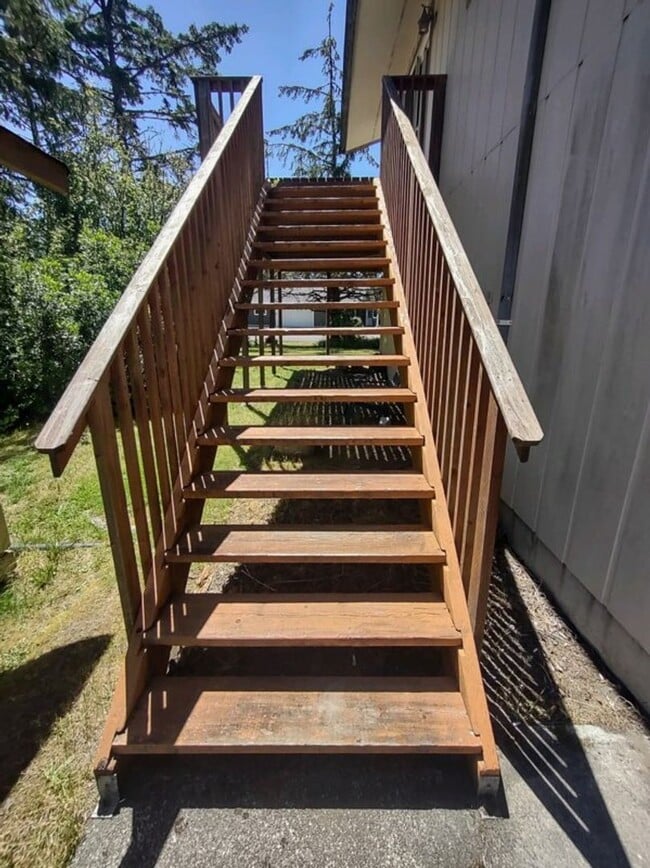 Building Photo - Large 2+ bedroom 2.5 bath home with large ...