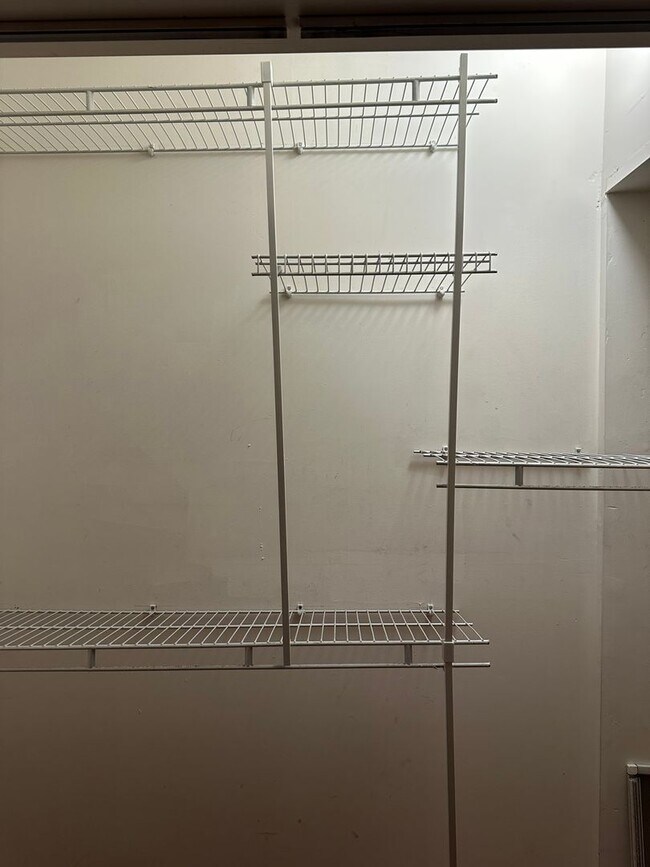 Building Photo - Beautifully Renovated Townhome in Mt. Vern...