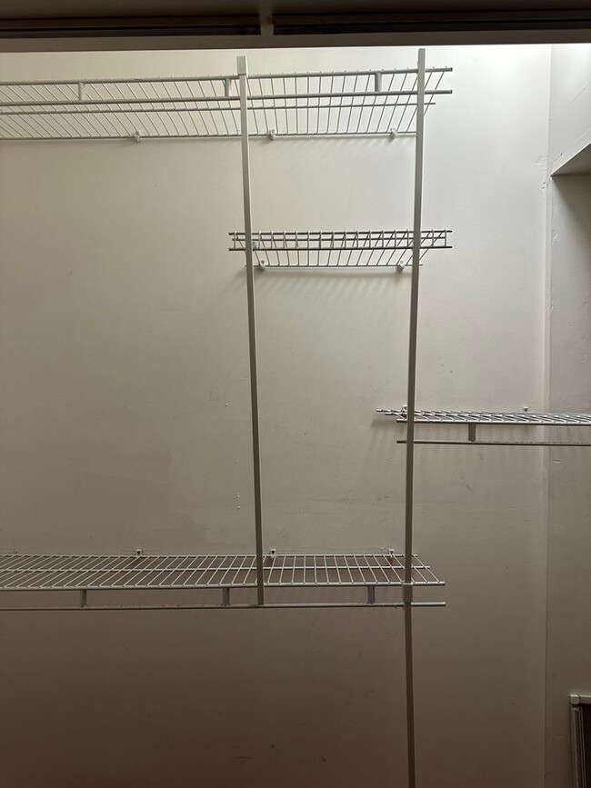 Building Photo - Beautifully Renovated Townhome in Mt. Vernon! Central Air! W/D! Storage! Available Now!