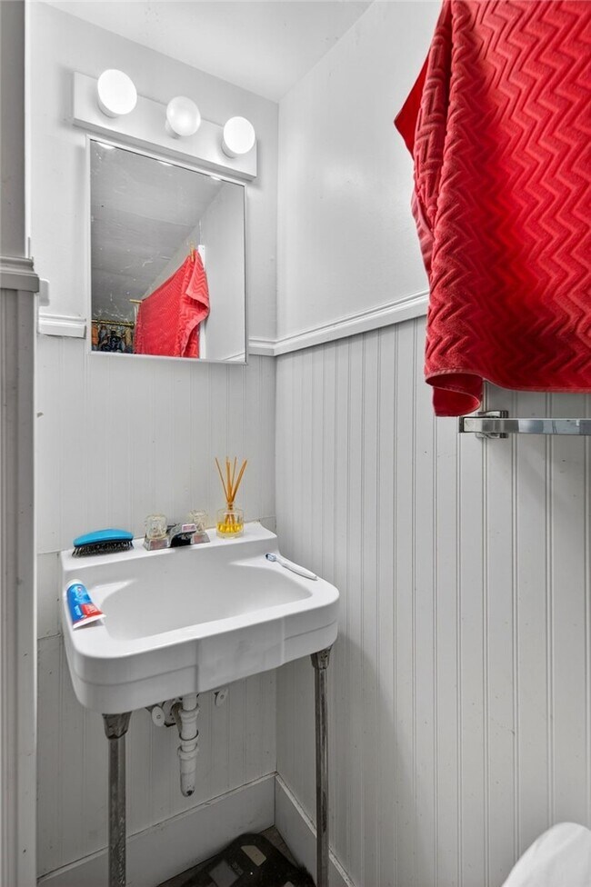 Building Photo - 607 N Cayuga St