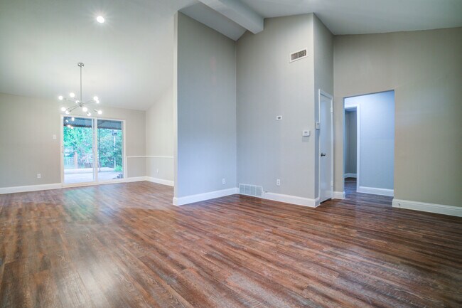 Building Photo - 2608 Driftwood Dr