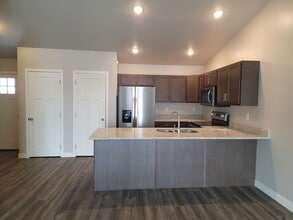 Building Photo - 3 bedroom 2 bathroom townhome with 1 car garage