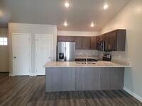 Building Photo - 3 bedroom 2 bathroom townhome with 1 car garage