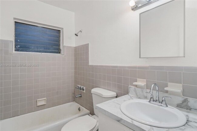 Building Photo - 1291 NE 207th St