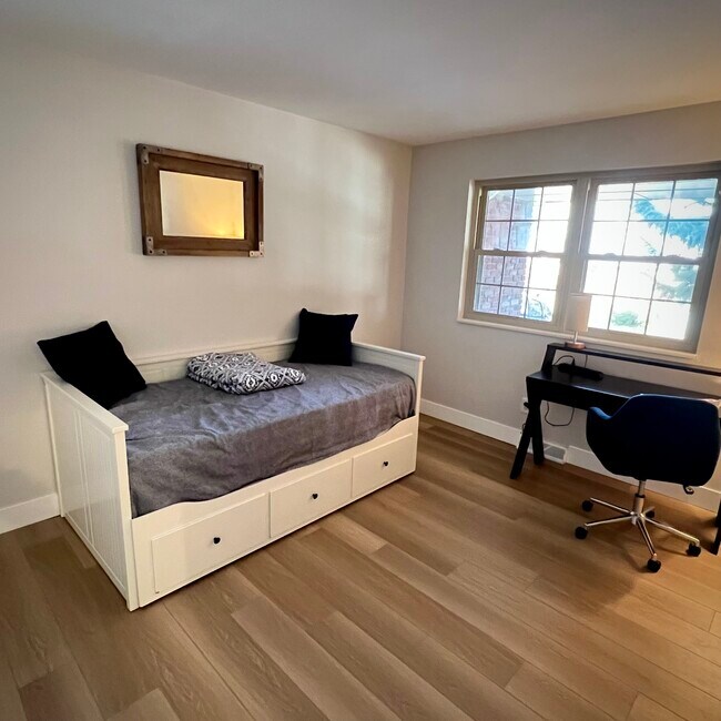 Building Photo - 14372 W Archer Ave