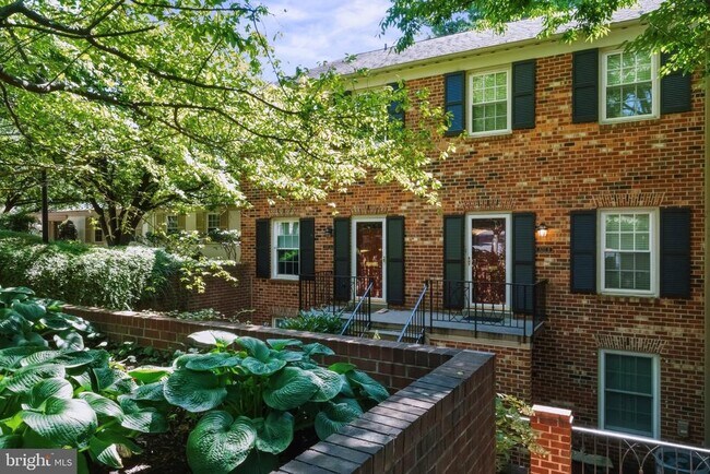 Building Photo - 3217 Sutton Pl NW