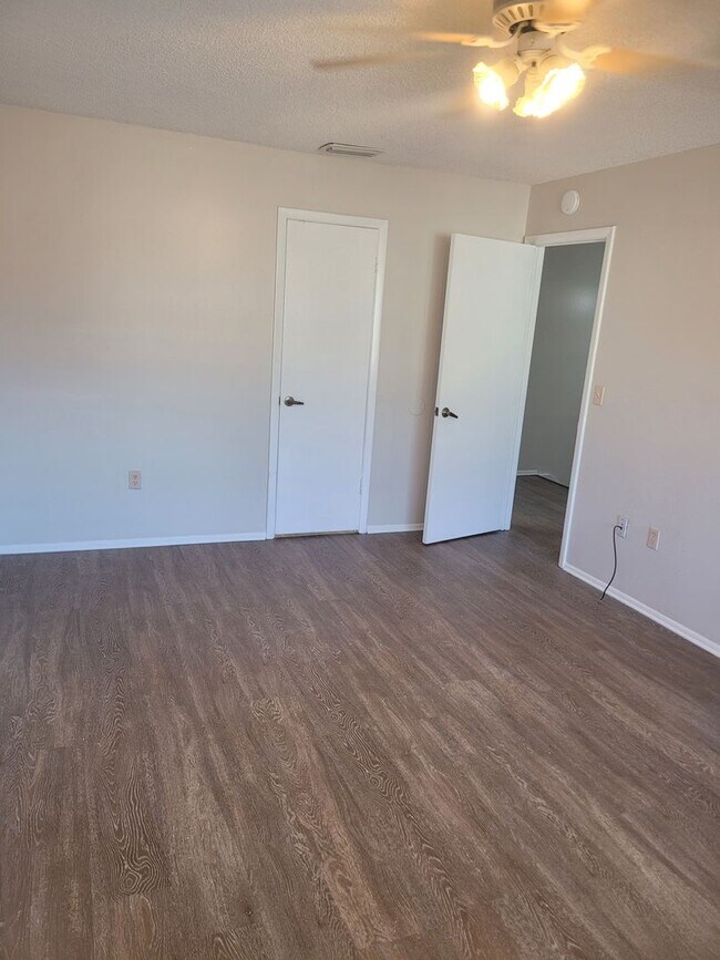 Building Photo - FOR RENT!! CUTE AND COZY 2 BED 1.5 BATH WITH GARAGE (MOVE IN SPECIAL)...