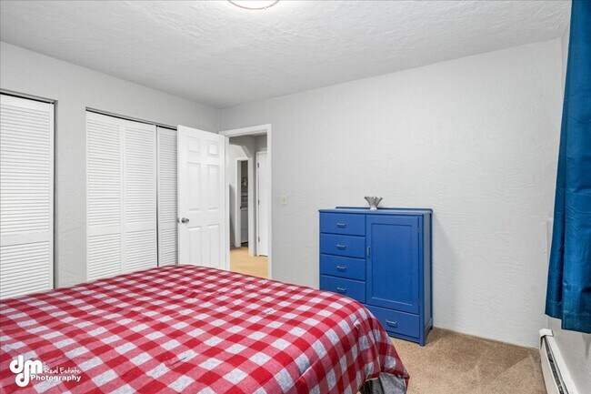 Building Photo - 3BD/2BA Triplex Unit with Modern Comforts