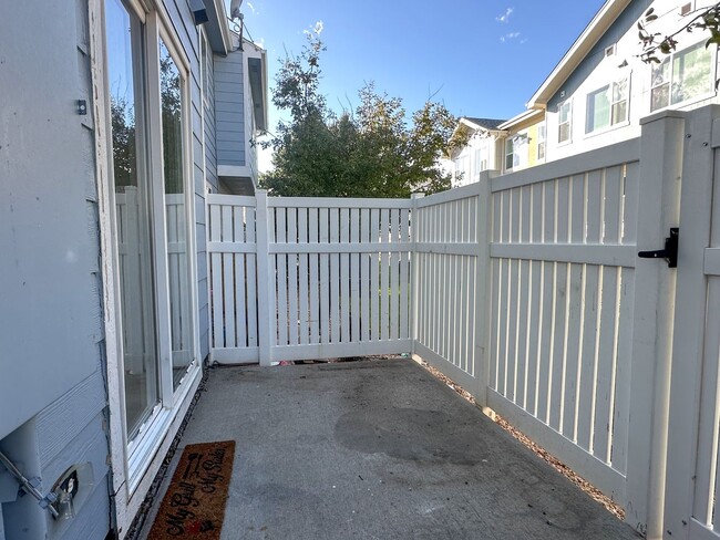 Building Photo - Move-in Incentive! TWO FREE WEEKS OF RENT