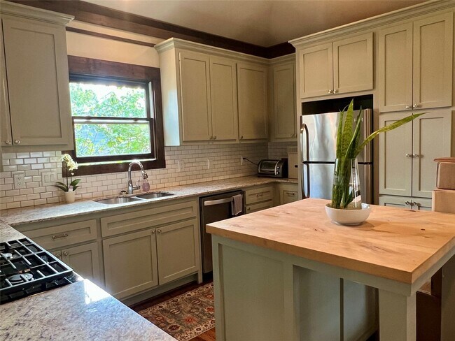 Building Photo - 1021 Louise St