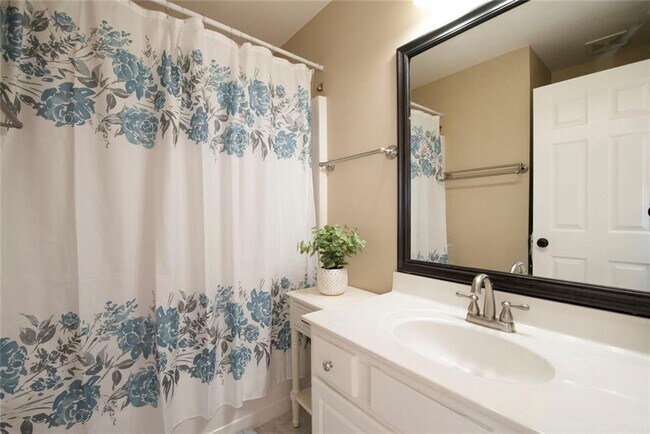 Building Photo - 1504 Belfaire Lake Tr