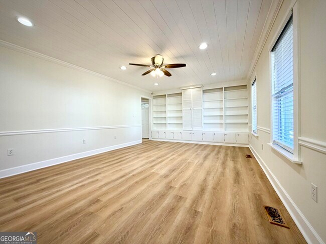 Building Photo - 305 Hillside Dr