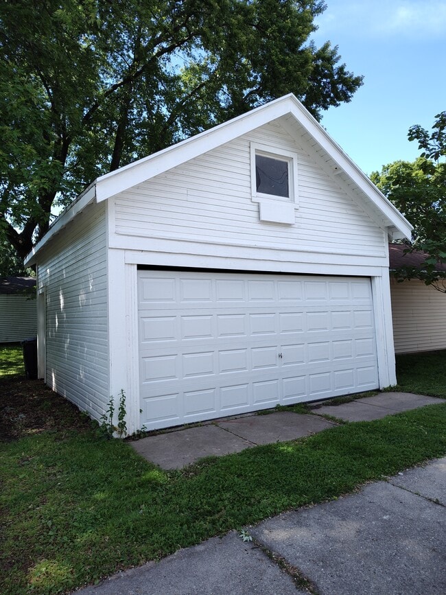 Building Photo - 1859 Mount Vernon St