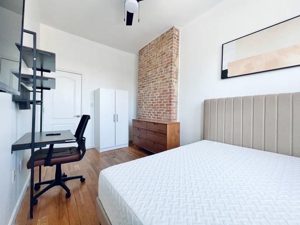 Building Photo - Furnished room/NOT APARTMENT