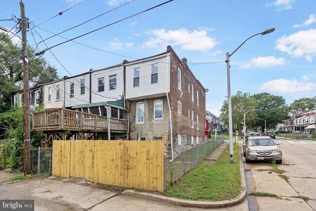 Building Photo - 945 Ashburton St