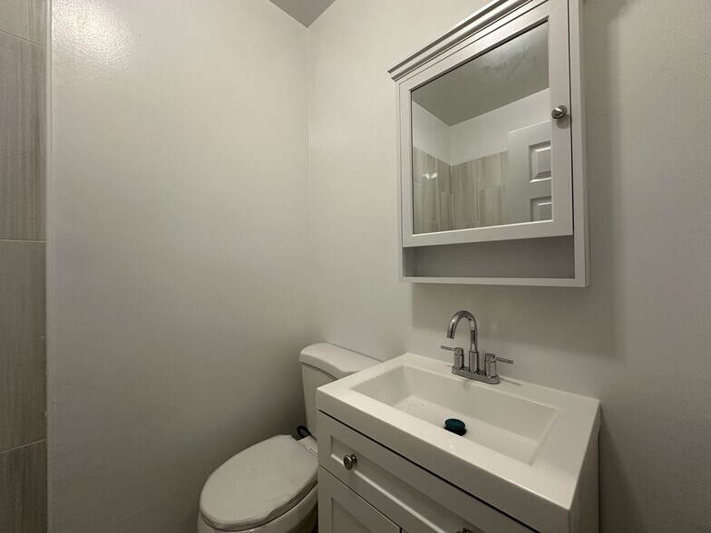 Building Photo - 1319.5 W Estes Ave