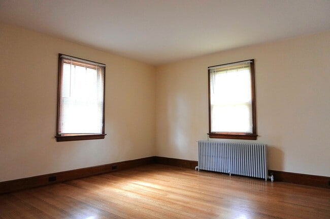 Building Photo - Country Charmer