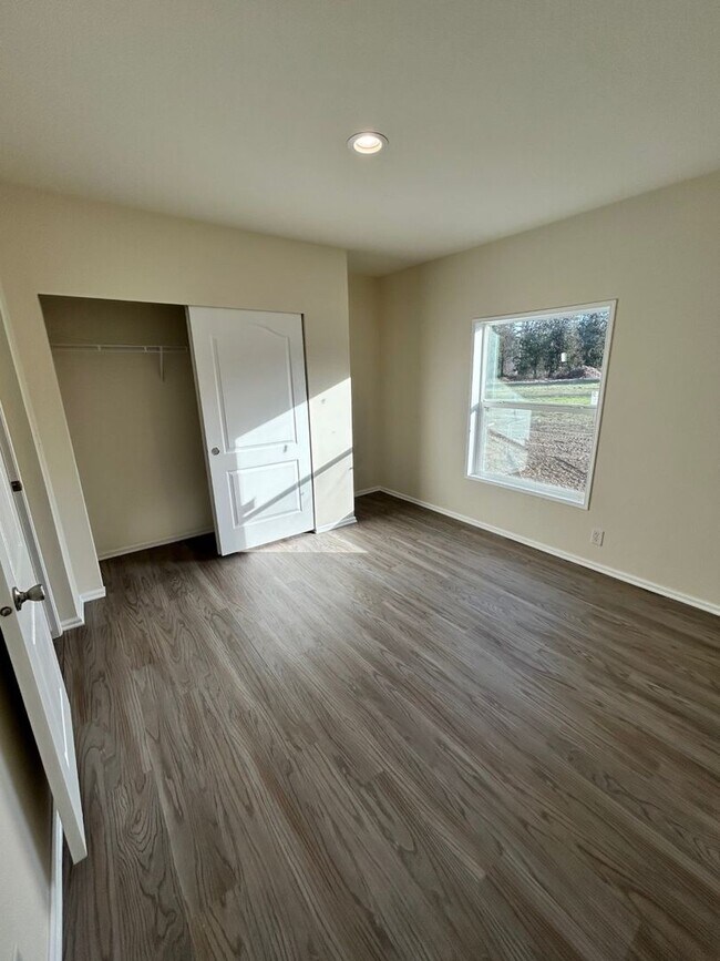 Building Photo - Large Spacious 5 Bedroom House with Fenced Yard