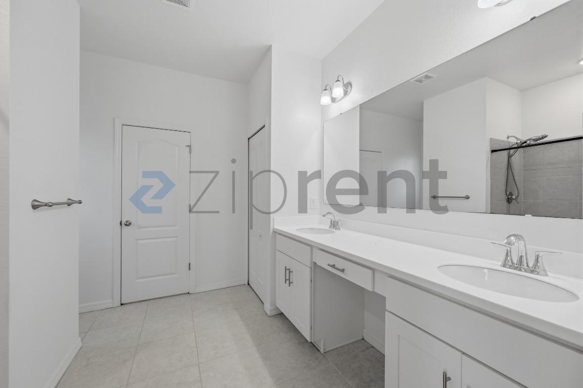 Building Photo - Unit