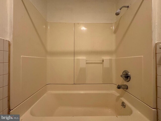 Building Photo - 222 Long Ln