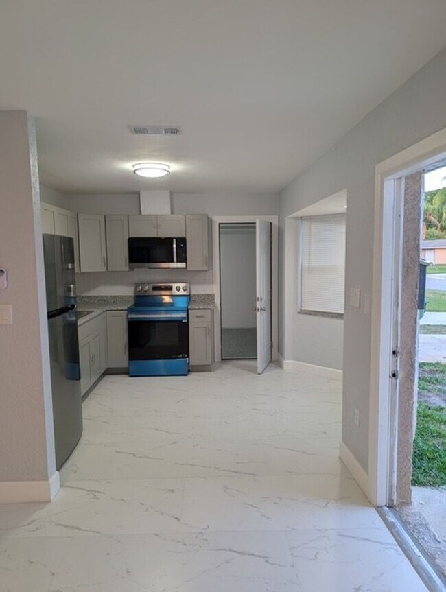 Building Photo - 608 20th Ave W