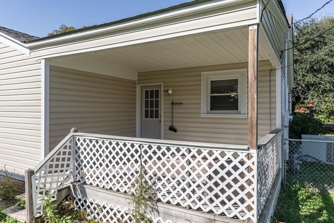 Building Photo - Two Bedroom Home!