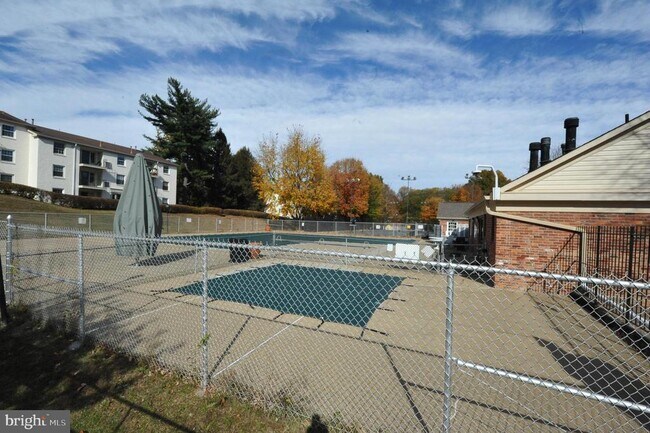 Building Photo - 5900 Surrey Hill Pl