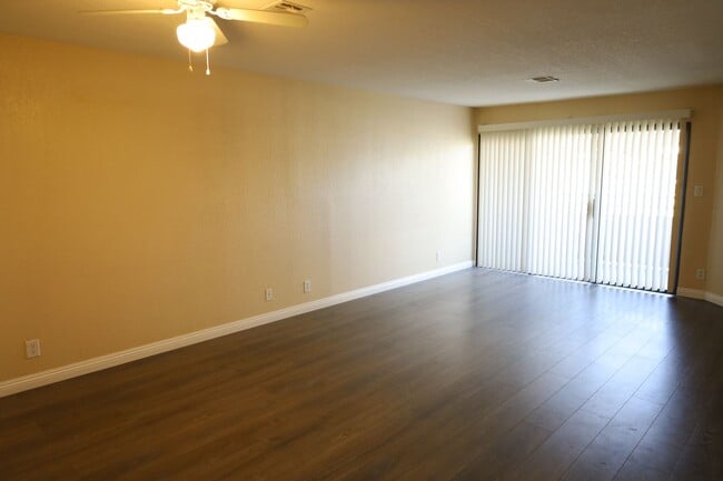 Building Photo - 2 Bedroom 1 Bathroom Centrally Located 1st Floor Condo in Gated Community!