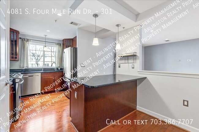 Building Photo - 4081 S Four Mile Run Dr