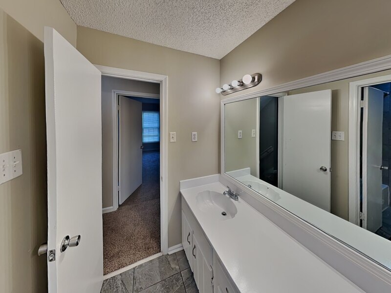 Building Photo - 1017 Hawkview Dr