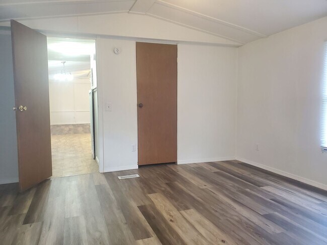 Building Photo - 2 Bedroom, 2 Bath house