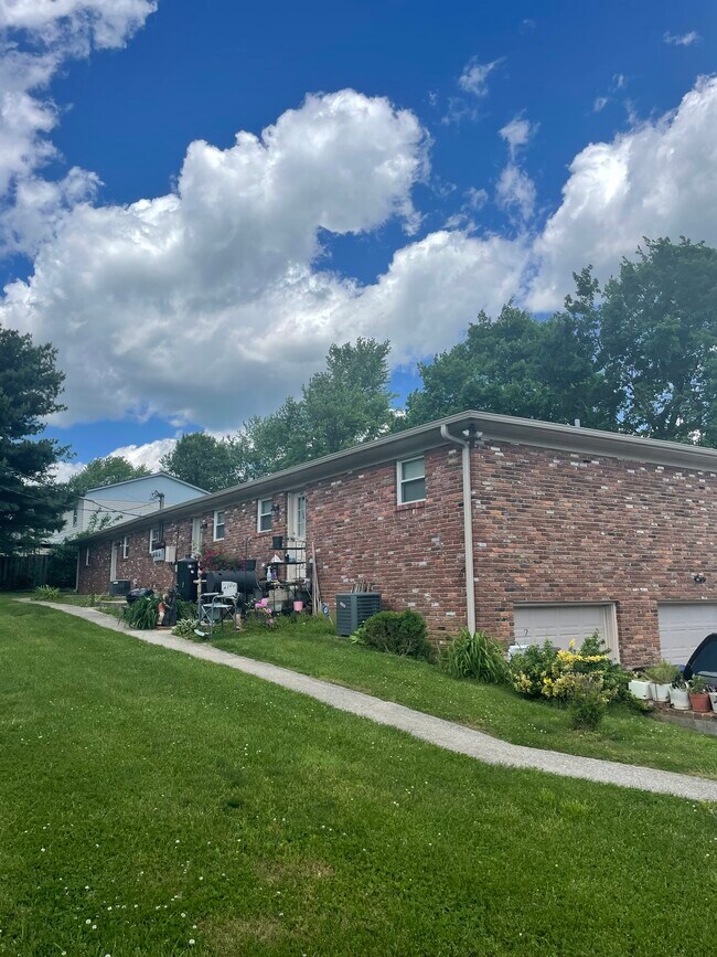 Building Photo - 400 Schenkel Ln